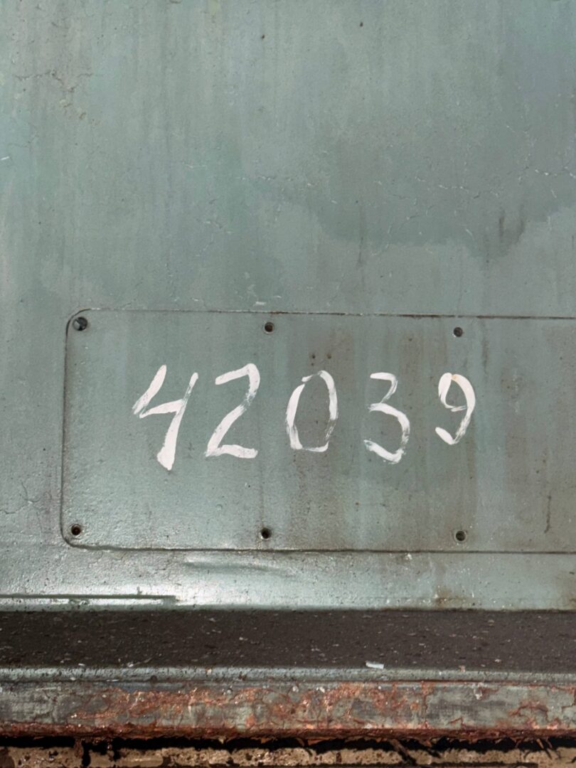 Зубошевинговальный станок 5702 42039, инв. № 42039 — инвентарный номер и шильдик